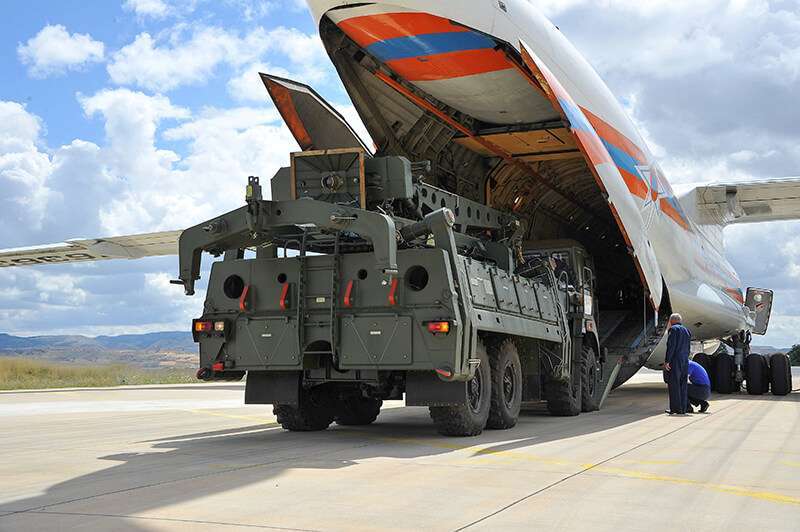 Las primeras partes de un sistema de defensa con misiles S-400 ruso se descargan de un avión ruso en el aeropuerto de Murted, el 12 de julio de 2019
