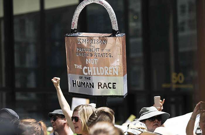 Miles de personas, se unen en contra de la política de inmigración del presidente Trump, especialmente la detención de niños, marchando desde la Plaza Daley hasta la oficina de campo de Chicago para el Servicio de Inmigración y Control de Aduanas, el sábado, 13 de julio de 2019 en Chicago.