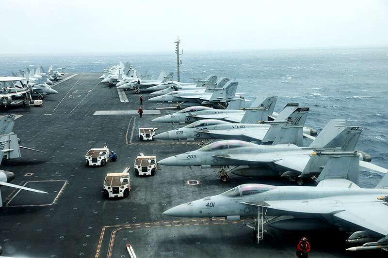 Aviones F/A-18F en la cubierta del USS Abraham Lincoln en el Golfo de Omán cerca del estrecho de Ormuz