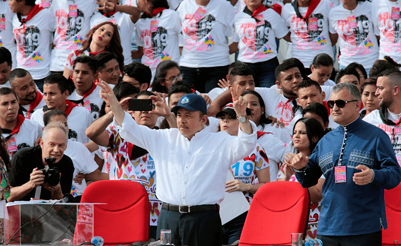El presidente nicaragüense Daniel Ortega saluda a sus seguidores durante un evento que celebra el 40 aniversario de la Revolución Sandinista, en la plaza Juan Pablo II de Managua, Nicaragua, el 19 de julio de 2019