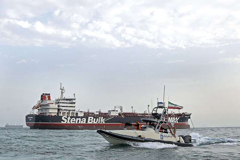 Guardias de la Revolución iraníes patrullando alrededor del petrolero de bandera británica Stena Impero mientras está anclado en la ciudad portuaria iraní de Bandar Abbas