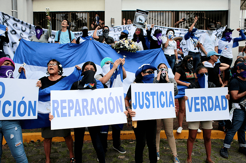 Manifestantes participan en una marcha para conmemorar el Día Nacional del Estudiante y para protestar contra el gobierno del presidente nicaragüense Daniel Ortega dentro de la Universidad Centroamericana (UCA) en Managua, Nicaragua el 24 de julio de 2019