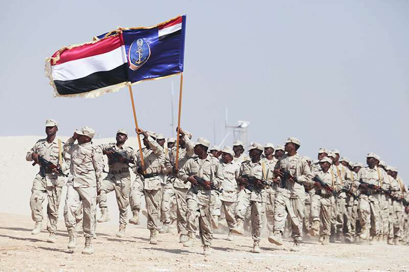 Soldados yemeníes marchan durante una ceremonia militar en Mukalla, Yemen