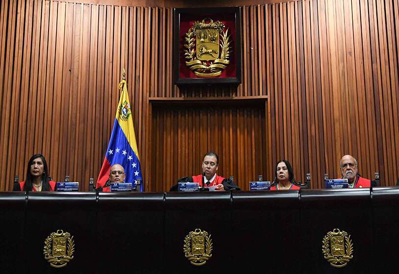 El magistrado Juan José Mendoza Jover (C), segundo vicepresidente de la Corte Suprema de Justicia y presidente de la Corte Constitucional, lee un comunicado en el que rechaza el regreso al Tratado Interamericano de Asistencia Recíproca (TIAR) 