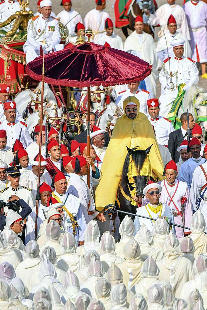 El rey de Marruecos, Mohamed VI, centro, asiste a una ceremonia de lealtad en el Palacio Real de Tetuán, Marruecos,