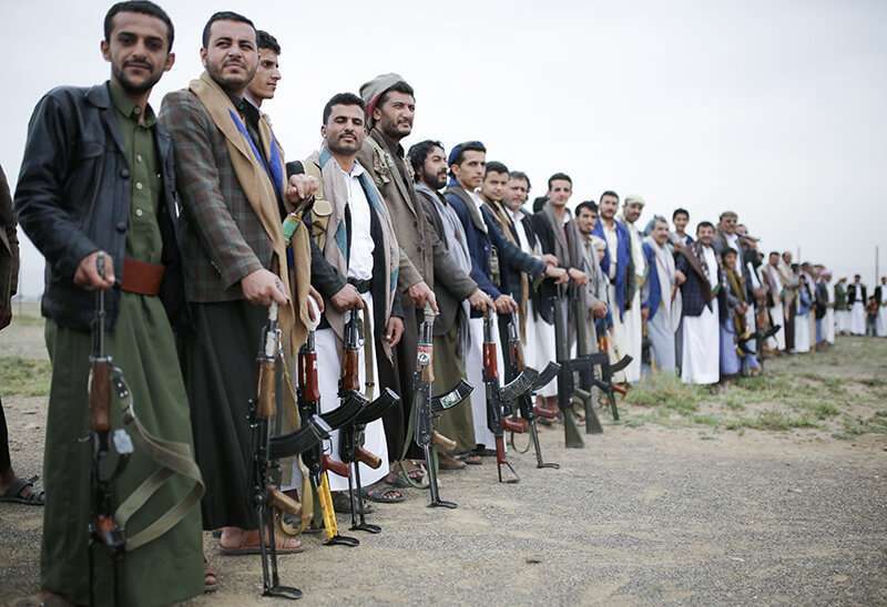 Hombres de la tribu chiíta Houthi sostienen sus armas durante una reunión tribal que muestra su apoyo al movimiento Houthi, en Sanaa, Yemen, el jueves 1 de agosto de 2019