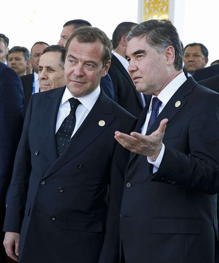 En ausencia del presidente Putin, Rusia ha estado representada en la cumbre por el primer ministro Dimitri Medvedev (izda.). Junto a él, el presidente turkmeno Berdymukhamedov