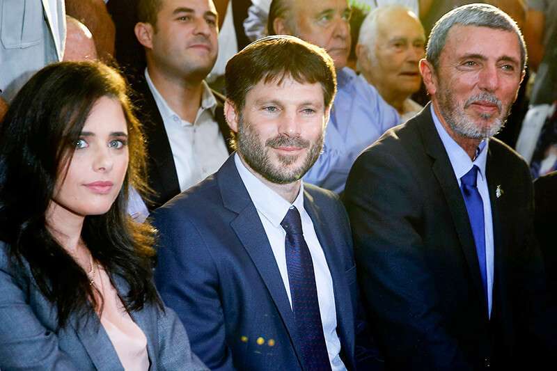 Ayelet Shaked asiste al lanzamiento de la coalición Yemina, junto con el ministro de Transporte Bezalel Smotrich (centro) y el ministro de Educación Rafi Peretz (dcha.) en la ciudad israelí de Ramat Gan