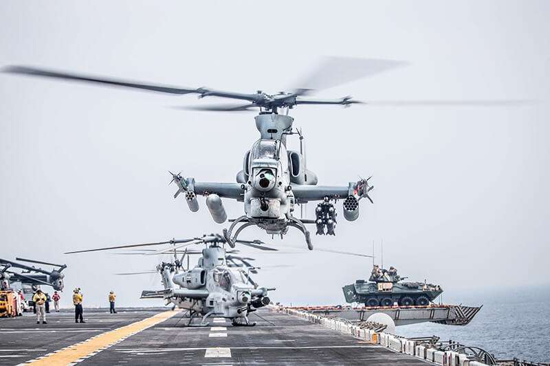 AH-1Z del Marine Medium Tiltrotor Squadron (VMM) se prepara para despegar a bordo del buque de asalto anfibio USS Boxer mientras transita el estrecho de Ormuz