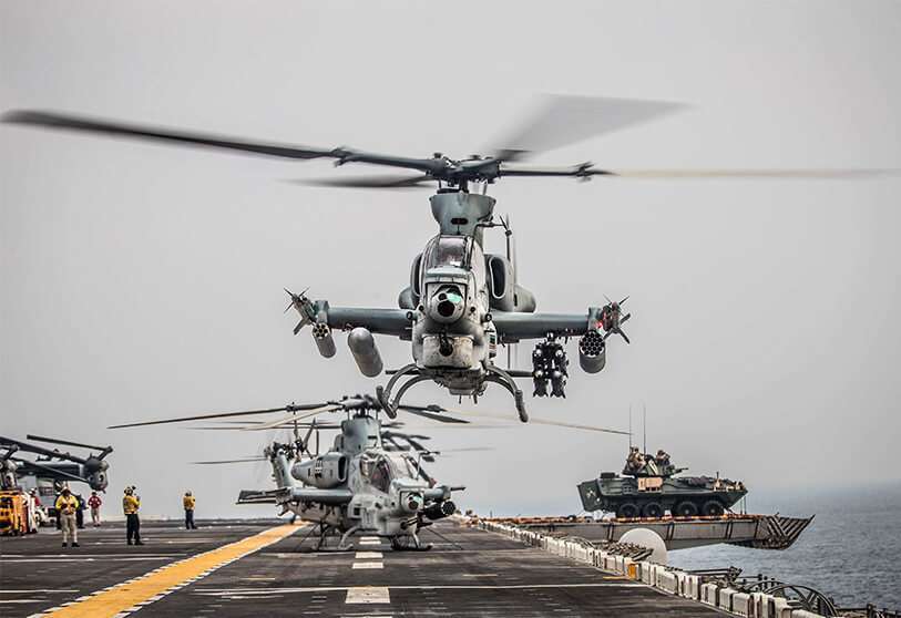 El buque de asalto anfibio USS Boxer mientras transita el estrecho de Ormuz, frente a Omán.