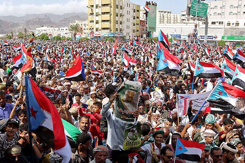 Partidarios de los separatistas yemeníes del Sur ondean banderas del antiguo Yemen del Sur en Adén, el 15 de agosto de 2019