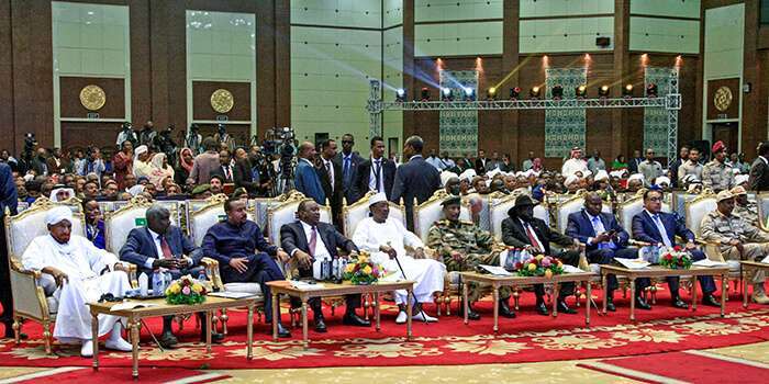 De izquierda a derecha, el veterano líder de la oposición sudanesa Sadiq al-Mahdi, el presidente de la Comisión de la Unión Africana Moussa Faki Mahamat, el primer ministro etíope Abiy Ahmed, el presidente keniano Uhuru Kenyatta, el presidente chadiano Idriss Deby, el jefe del Consejo Militar de Transición (TMC) de Sudán, el general Abdel Fattah al-Burhan, y el presidente de Sudán del Sur Salva Kiir Mayardit, El presidente de la República Centroafricana, Faustin-Archange Touadera, y el primer ministro egipcio, Mostafa Madbouli, y el general Mohamed Hamdan Daglo "Hemeti", jefe adjunto y comandante de las Fuerzas de Apoyo Rápido de la República Centroafricana, asisten a la ceremonia de firma de una "declaración constitucional" que prepara el camino para la transición sudanesa a un gobierno civil.