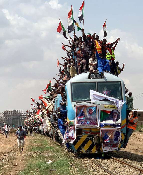 Civiles sudaneses de otras provincias viajan en el tren para unirse a las celebraciones de la firma del acuerdo de reparto de poder de Sudán, que allana el camino para un gobierno de transición y, finalmente, para las elecciones, tras el derrocamiento del antiguo líder Omar al-Bashir en Jartum, Sudán, el 17 de agosto de 2019.