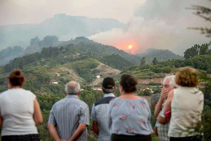 Los ciudadanos miran desconsolados el incendio que ha azotado Canarias la última semana.