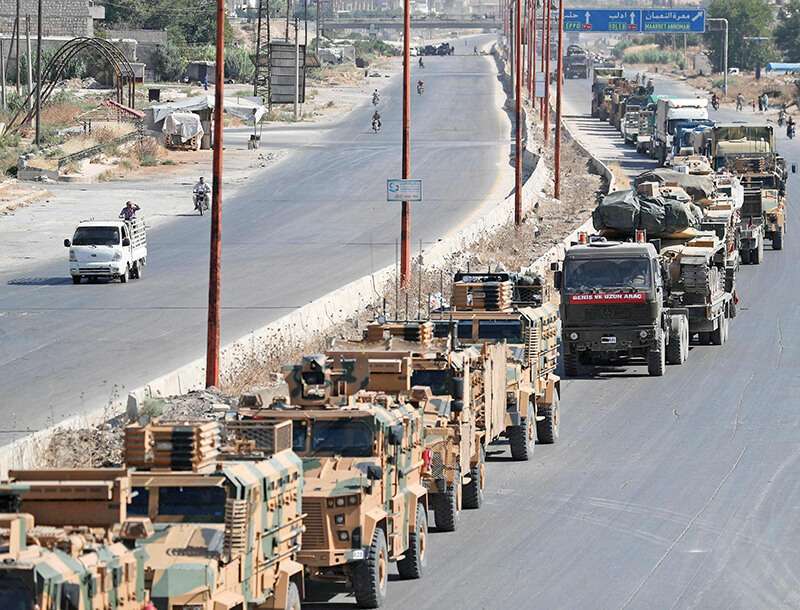 Un convoy de vehículos militares turcos pasa por Maaret al-Numan, en la provincia de Idlib, al norte de Siria, en dirección a la ciudad de Khan Sheikhun, en la campiña meridional de la provincia, el 19 de agosto de 2019