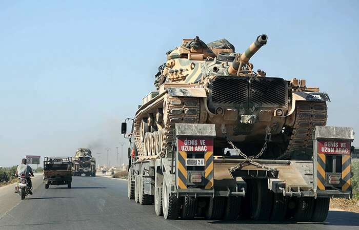 Un convoy de vehículos militares turcos pasa por la ciudad de Saraqeb, en la provincia noroccidental de Idlib, en dirección a la ciudad de Khan Sheikhoun