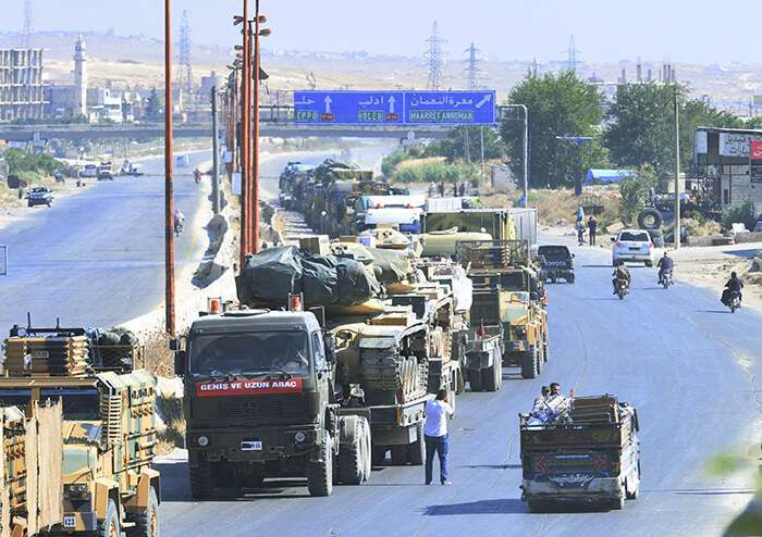 Un convoy de las Fuerzas Armadas de Turquía es visto en una carretera entre Maaret al-Numan y Khan Sheikhoun en la provincia de Idlib, Siria, el lunes 19 de agosto de 2019.