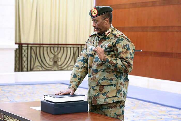 El general Abdel Fattah al-Burhan, jefe del consejo militar gobernante de Sudán, durante una ceremonia de juramento en Jartum el 21 de agosto de 2019
