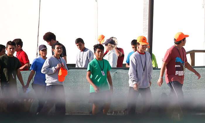 Niños migrantes que han sido separados de sus familias, en un centro de detención en Homestead, Florida.