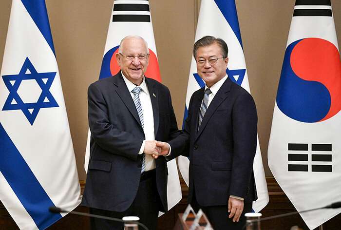 El presidente de Corea del Sur, Moon Jae-in, y el presidente de Israel, Reuven Rivlin, durante su reunión en la Casa Azul presidencial en Seúl, Corea del Sur, el 15 de julio de 2019