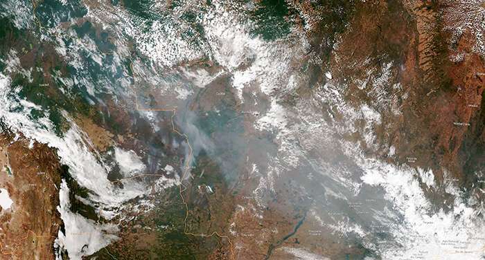 Este 21 de agosto de 2019, una imagen de satélite obtenida por cortesía de la Administración Nacional Oceánica y Atmosférica (NOAA) muestra el humo de varios incendios en los estados brasileños de Amazonas