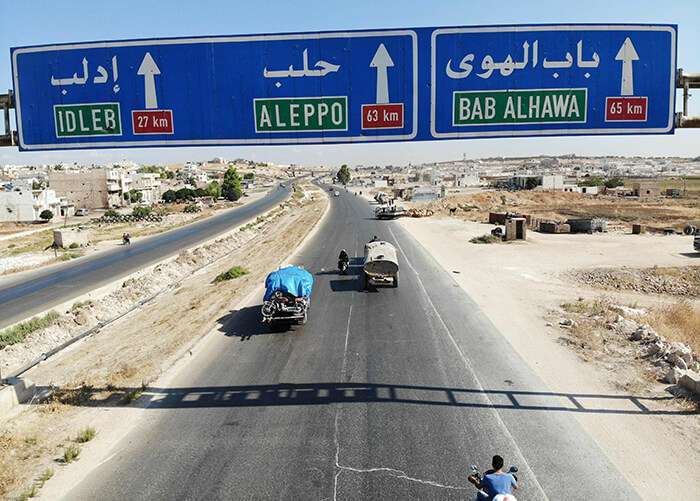 Civiles sirios huyen el 21 de agosto de 2019 de una zona de conflicto en la región noroccidental de Idlib, controlada por los rebeldes de Siria