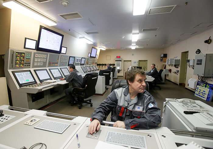 REUTERS/MAXIM SHEMETOV - Los empleados de Rosatom trabajan en la sala de control principal de la central nuclear flotante Akademik Lomonosov