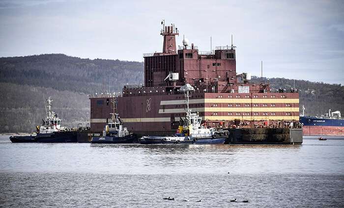 AFP/ALEXANDER NEMENOV - En esta foto de archivo tomada el 19 de mayo de 2018, la unidad de energía flotante Akademik Lomonosov está siendo remolcada al muelle de la ciudad portuaria de Murmansk, en el norte de Rusia