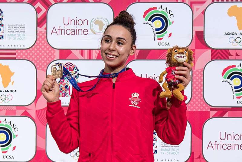 La ganadora de Marruecos, Safia Salih, posa en el podio después de competir en el evento final femenino de 57 kg - 62 kg de Taekwondo durante la 12ª edición de los Juegos Africanos, el 23 de agosto de 2019 en Rabat