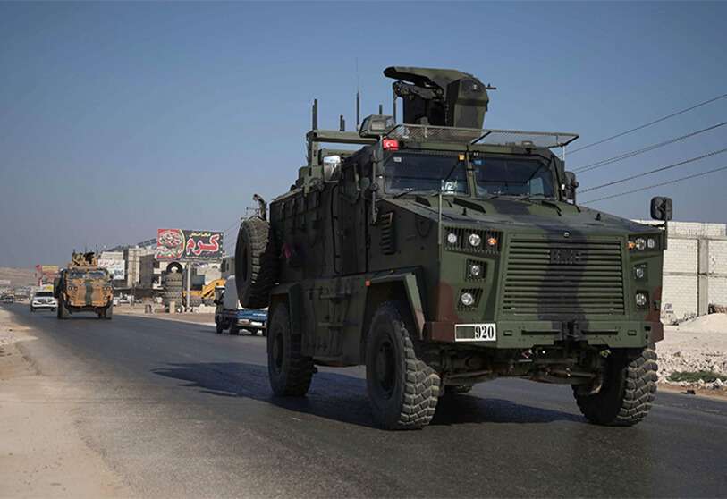 Un convoy del ejército turco recorre la autopista Bab al-Hawa el 24 de agosto de 2019, en camino a reforzar un punto de observación militar turco en el noroeste de Siria