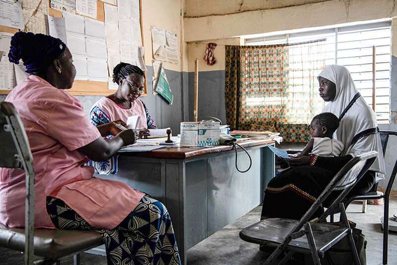 Una mujer y su bebé asisten a una consulta médica por malaria en el centro de salud de Barkuitenga, en Ziniare, al noreste de la capital de Burkina Faso, Uagadugú, el 20 de agosto de 2019