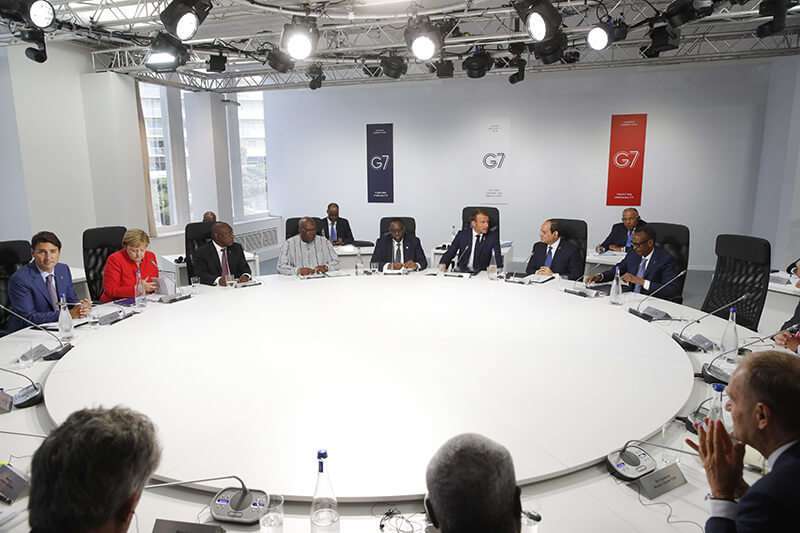 Los líderes mundiales del G7 y los líderes de organizaciones internacionales, asisten a una sesión de trabajo sobre la "Asociación del G7 con África" durante la cumbre del G7 que se celebrará en Biarritz, Francia, el domingo 25 de agosto de 2019