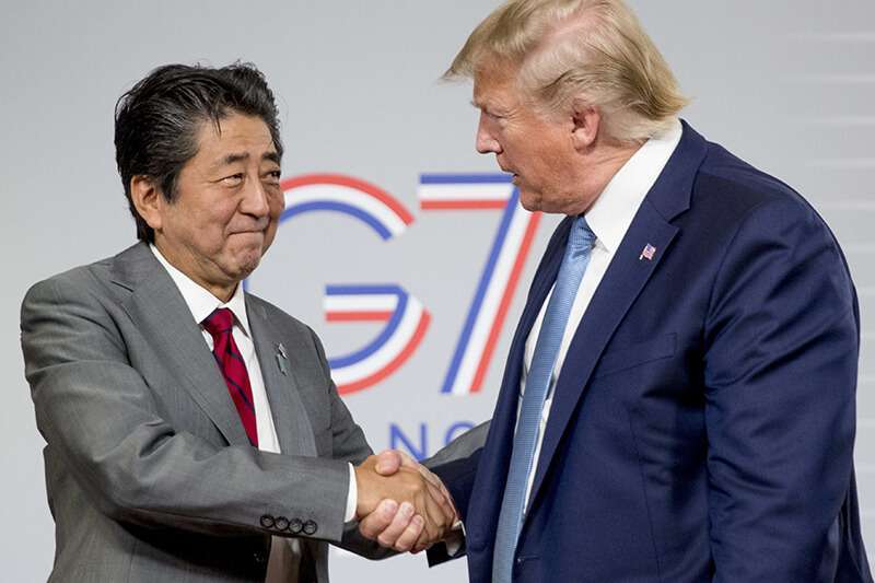 El presidente de Estados Unidos, Donald Trump, y el primer ministro japonés, Shinzo Abe, estrechan la mano tras una conferencia de prensa en la cumbre del G-7 en Biarritz, Francia, el domingo 25 de agosto de 2019
