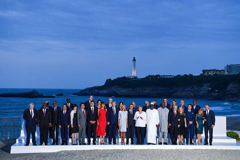Líderes e invitados del G7 posan para una foto familiar con el faro de Biarritz al fondo el segundo día de la cumbre anual del G7 en Biarritz, suroeste de Francia, el 25 de agosto de 2019