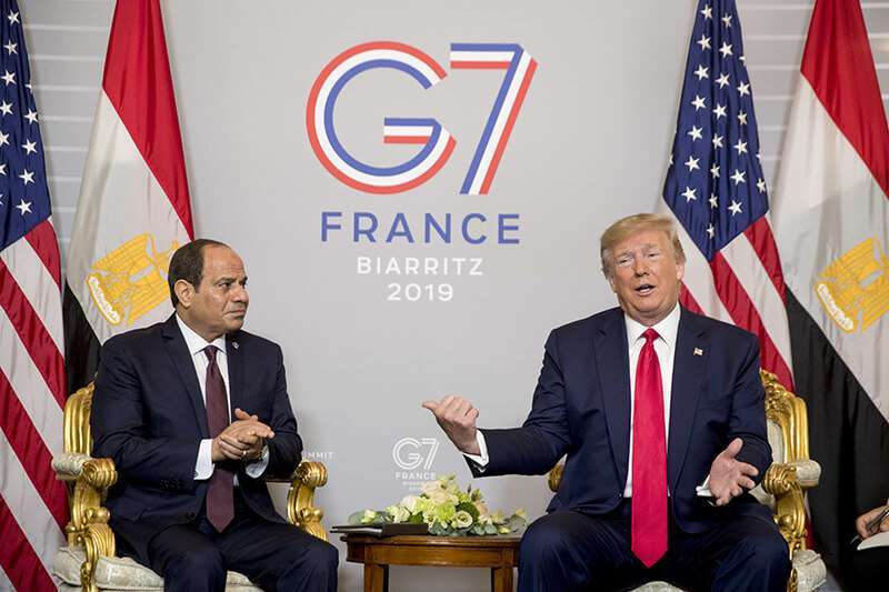 El presidente Donald Trump y el presidente egipcio Abdel Fattah al-Sisi, a la izquierda, participan en una reunión bilateral en la cumbre del G-7 en Biarritz, Francia, el lunes 26 de agosto de 2019
