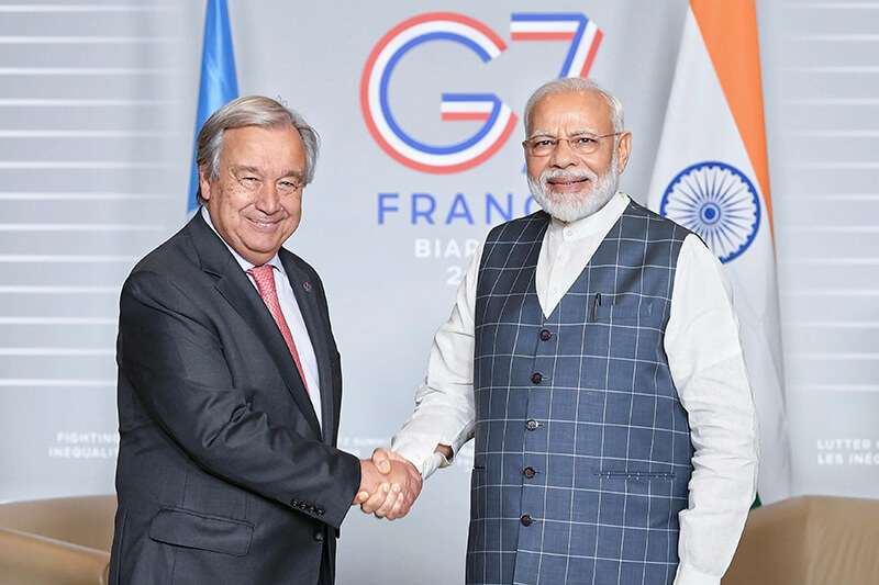 El primer ministro indio Narendra Modi, da la mano al Secretario General de las Naciones Unidas, Antonio Guterres, en una reuniónal margen de la cumbre anual del G7 en Biarritz, suroeste de Francia, el 25 de agosto de 2019