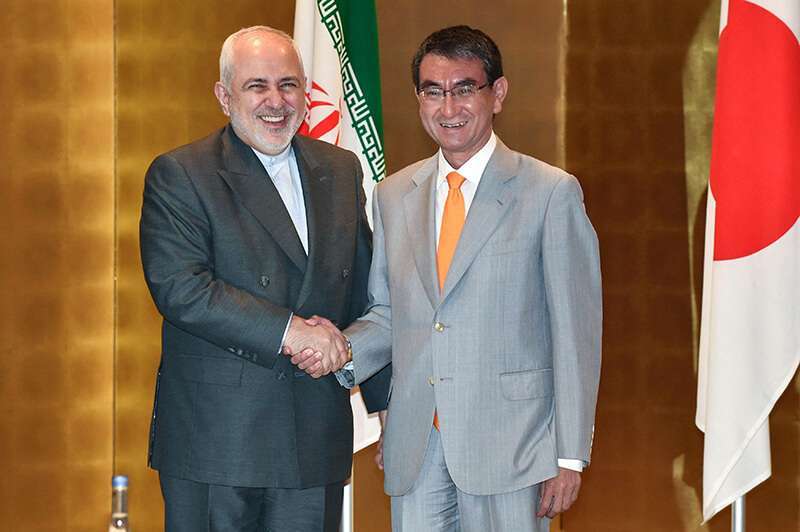 El ministro de Relaciones Exteriores de Irán, Mohammad Javad Zarif,da la mano a su homólogo japonés Taro Kono , durante su reunión en un hotel de Yokohama el 27 de agosto de 2019