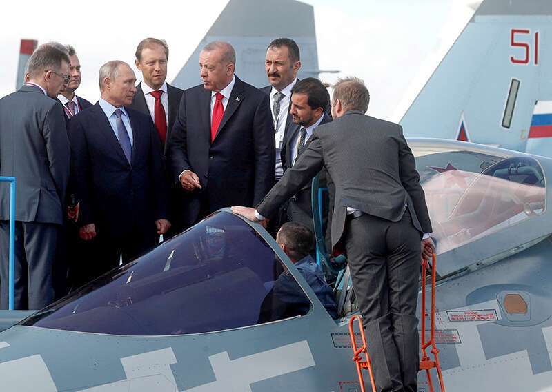 El presidente ruso Vladimir Putin, el ministro ruso de Industria y Comercio Denis Manturov y el presidente turco Recep Tayyip Erdogan inspeccionan un caza de quinta generación Sukhoi Su-57, durante el salón MAKS-2019