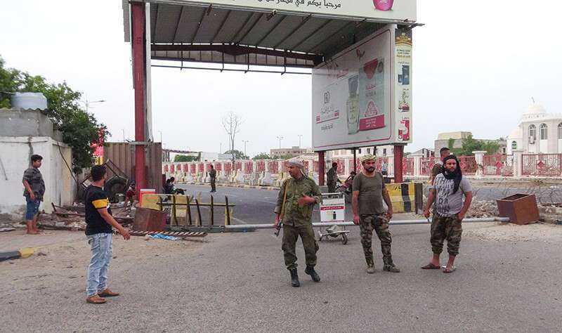 Combatientes de la Fuerza del Cinturón de Seguridad entrenada por los Emiratos Árabes Unidos, dominada por miembros del Consejo de Transición del Sur (STC) que busca la independencia del sur de Yemen, patrullan una calle en un área cercana al aeropuerto internacional de Adén