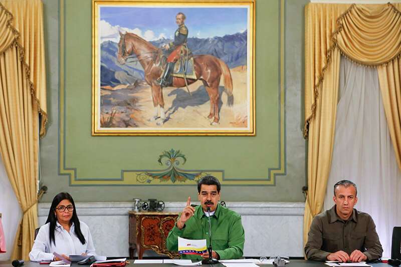 El presidente venezolano Nicolás Maduro hablando junto a la vicepresidenta de Venezuela, Delcy Rodríguez y al ministro de Industria venezolano y exvicepresidente, Tareck El Aissami, durante una reunión en el Palacio de Miraflores en Caracas, el 28 de agosto de 2019