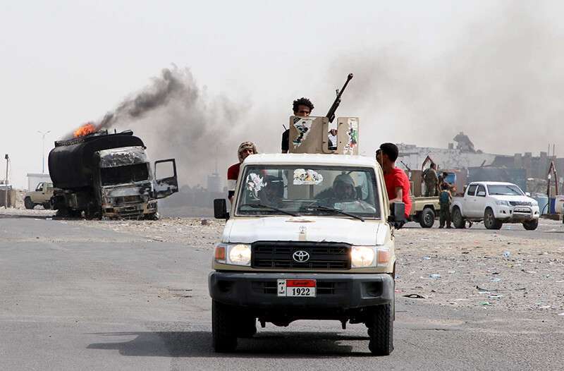 Separatistas del sur patrullan una carretera durante los enfrentamientos con las fuerzas gubernamentales en Adén, Yemen, el 29 de agosto de 2019