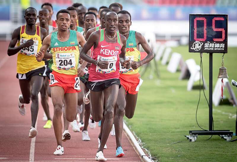 Robert Kiprop, de Kenia, cruza la línea de meta durante la final masculina de 5.000 metros en la 12ª edición de los Juegos Africanos en Rabat, el 30 de agosto de 2019