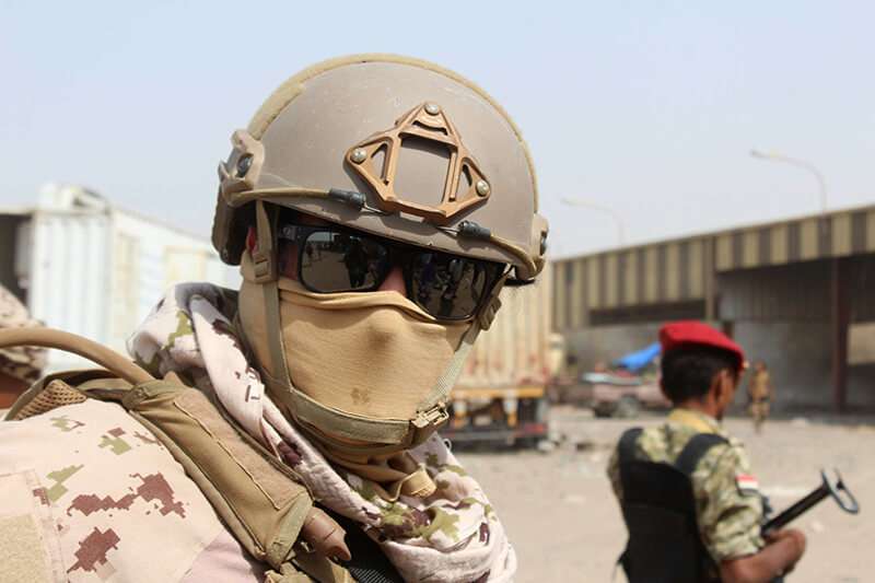 Soldados de la Coalición militar en Yemen apoyada por Arabia Saudí y Emiratos Árabes Unidos hacen guardia en la ciudad portuaria de Hodeida, una de las más afectadas por la guerra
