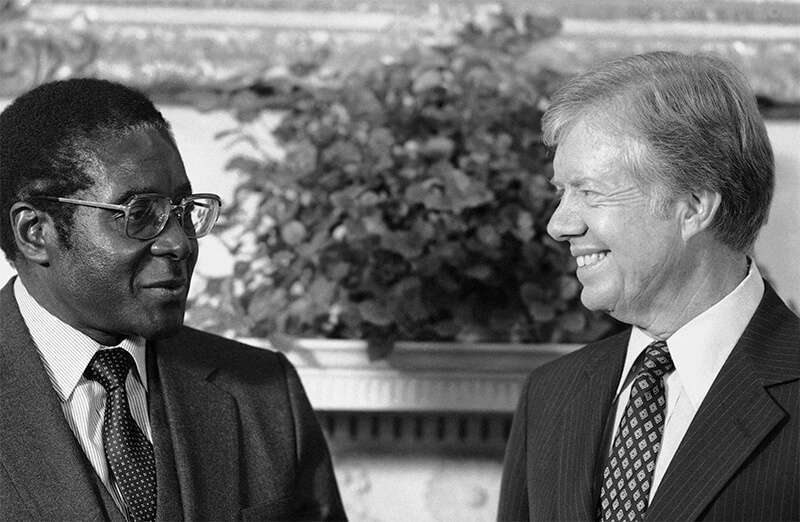 En esta foto de archivo del 27 de agosto de 1980, el presidente de Estados Unidos, Jimmy Carter, se reúne con el primer ministro de Zimbabue, Robert Mugabe en Washington