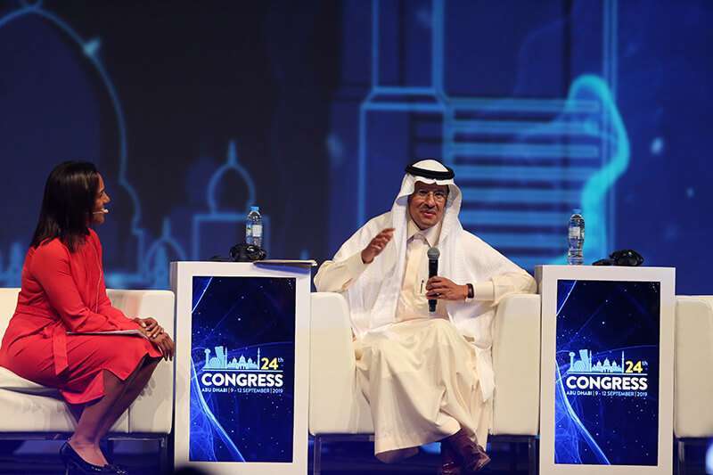 El nuevo ministro de Energía de Arabia Saudí, el príncipe Abdulaziz bin Salman, habla durante una mesa redonda en el 24º Congreso Mundial de Energía en Abu Dhabi, Emiratos Árabes Unidos, el 9 de septiembre de 2019.