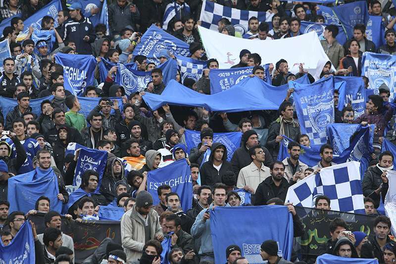 Seguidores del equipo de fútbol iraní Esteghlal, en el estadio Azadi (Freedom), en Teherán