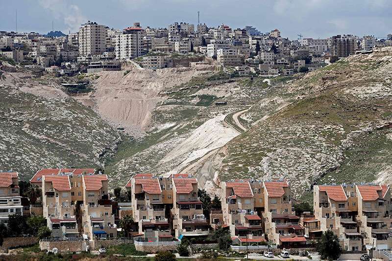 Edificios de Maale Adumim en Cisjordania (abajo) y las afueras de Jerusalén (arriba) el 18 de abril de 2019