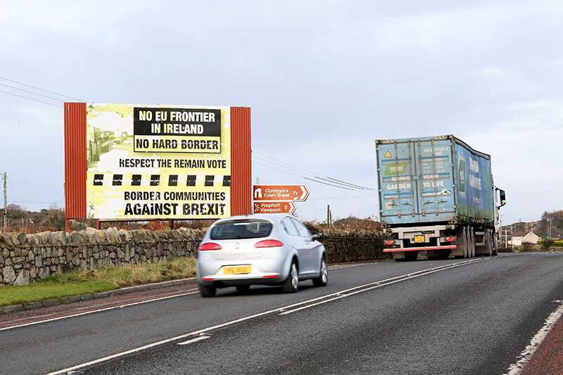 El tráfico pasa por un cartel de la frontera de Brexit en la carretera de Dublín Co Armagh, entre Newry, en Irlanda del Norte, y Dundalk, en la República de Irlanda