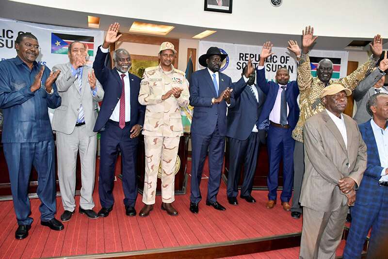 Funcionarios, rebeldes y diplomáticos sudaneses tras firmar el acuerdo inicial sobre una hoja de ruta para las conversaciones de paz en Juba, Sudán del Sur, el 11 de septiembre de 2019