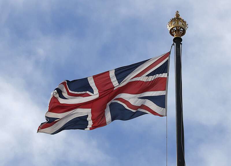 La bandera de la Union Jack ondea sobre las Casas del Parlamento desde la Torre Victoria en Londres, el jueves 12 de septiembre de 2019